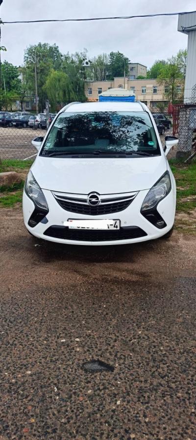 Автомобиль Opel Zafira Tourer (2013)