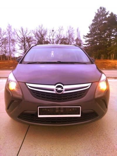 Автомобиль Opel Zafira Tourer (2012)