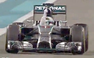 Льюис Хэмилтон на болиде Mercedes