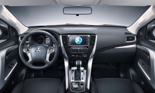 Интерьер внедорожника Mitsubishi Pajero Sport 2016 года
