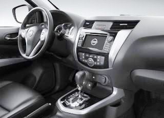 Интерьер внедорожника-пикапа Nissan NP300 Navara (Ниссан НП 300 Навара) 2015 года